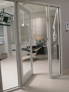 ©Blue MoThe modern, open feel of the practice is carried through into the main exam room and makes a powerful first impression of the high level of care patients can expect.on Studio, Inc.