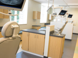 The open-bay style operatories provide total flexibility to meet the needs of the doctoralstudents and instructors while providing patient comfort and appeal.Equipped with Pelton & Crane 1800 Chairsand Helios Lights
