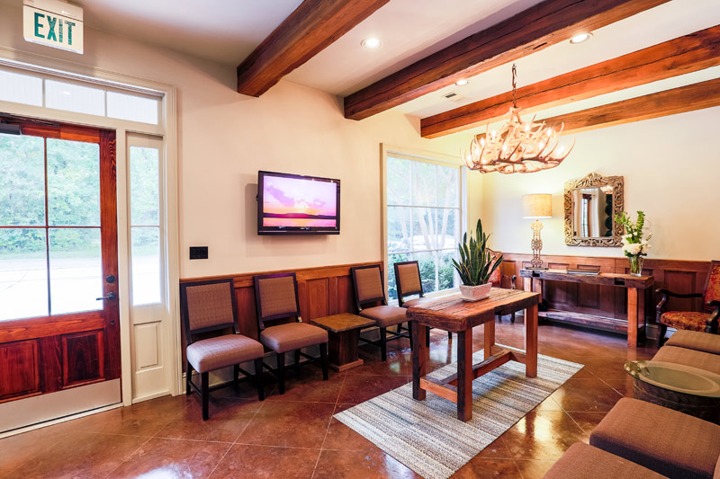 Set at the top of a rare hilly area, the practice uses a mix of rustic wood and modern accents to create the feeling of a luxurious lodge.