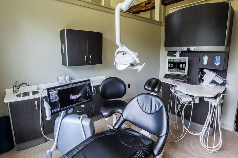 In the spacious operatories, outfitted with Pelton & Crane cabinets and delivery units, patients enjoy the greater comfort of impressions done with the 3M True Defnition digital scanner. The doctors enjoy its precision and ease of use.